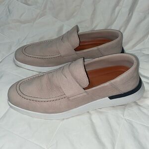 Like new Wolf and Shepard Crossover Loafer